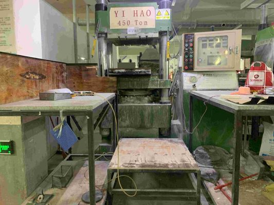 Melamine compressie gietmachine met voorverwarmer voor tafelgerei