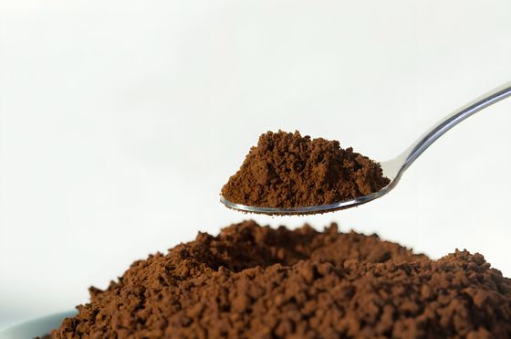 Industriële melamine Fabrieksleverancier 99,8% zuiverheid China Bruine kleur hars CAS 108-78-1