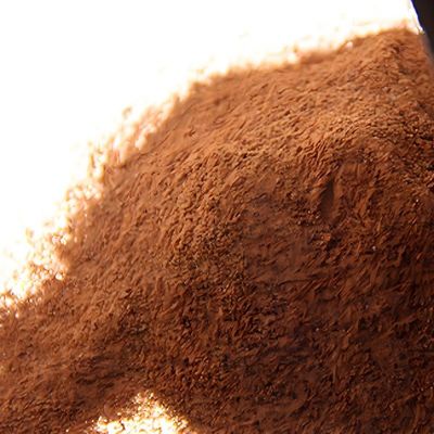 Industriële melamine Fabrieksleverancier 99,8% zuiverheid China Bruine kleur hars CAS 108-78-1